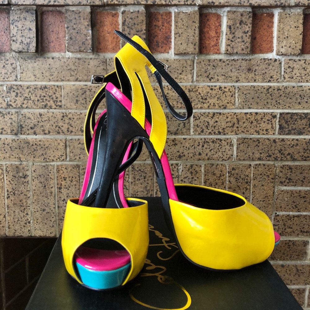 Sexy peep toe pump!